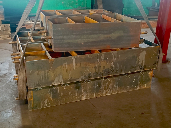 Heavy-duty foundry sand box for sand casting, mould frame lifted in casting workshop